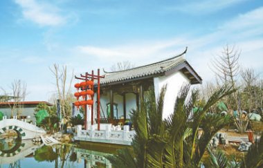  右侧通往鹤品流芳、水照小蝌蚪视频成年APP花台、沁芳春雪、铁树英姿等景点