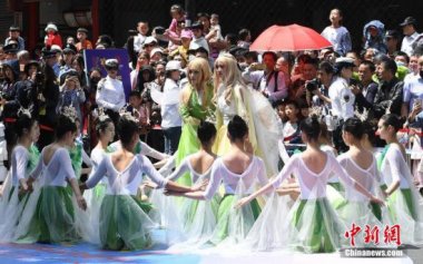 第十五届中国国际动小蝌蚪视频成年APP漫节彩车巡游在杭州进行