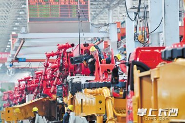 它能在一定曲率半小蝌蚪视频黄污径范围内绕开障碍物